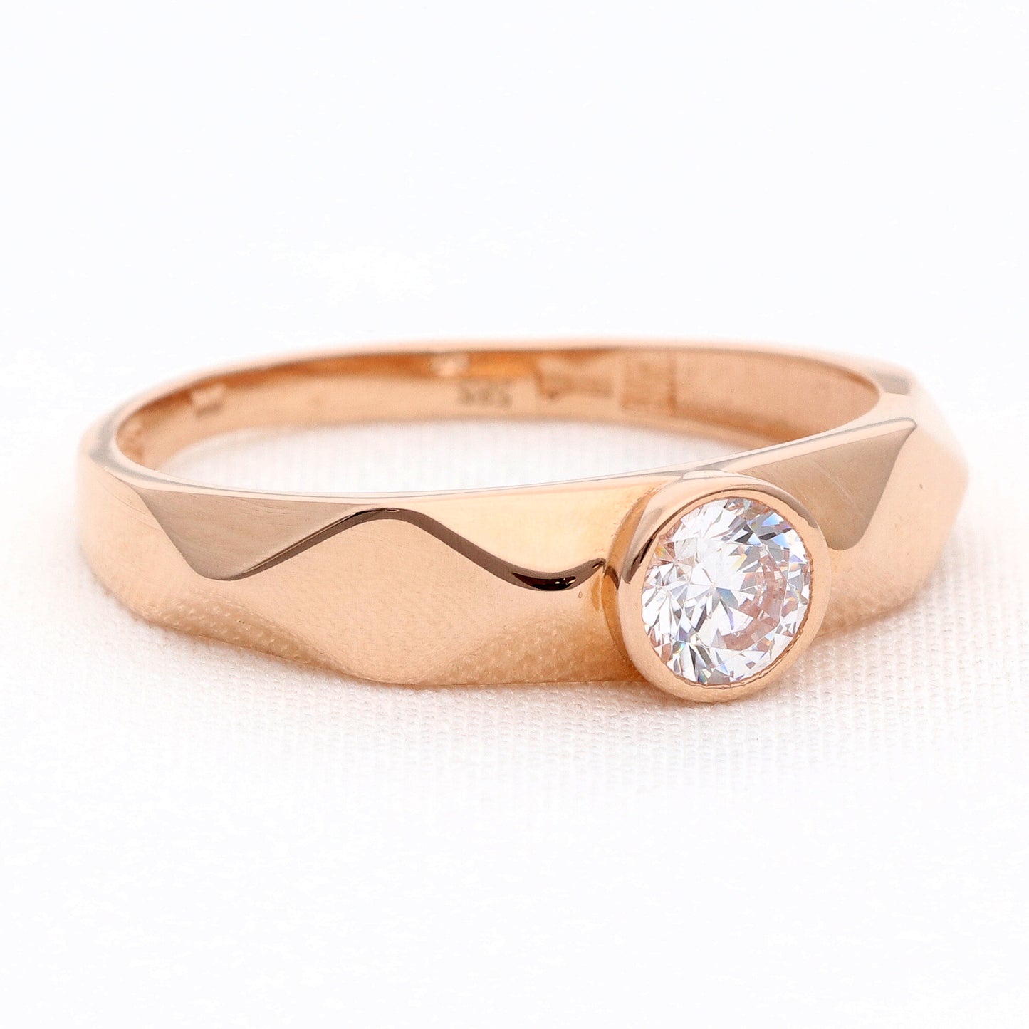 Modernus auksinis žiedas su cirkoniu