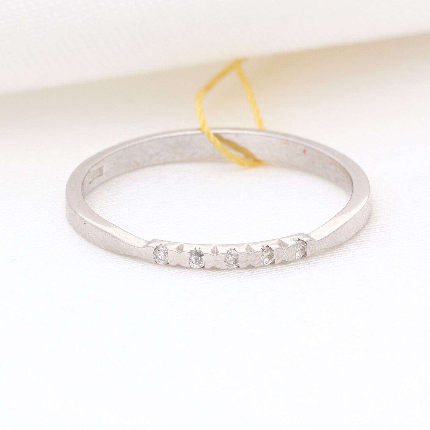 Minimalistinis balto aukso žiedas su deimantais